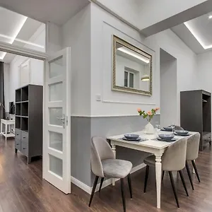 https://dfive-semmelweis-apartment.inbudapesthotels.com